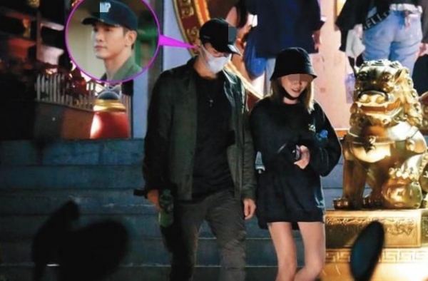 男星被曝热恋车模？女方靠火辣身材出名，深夜同回爱巢过夜