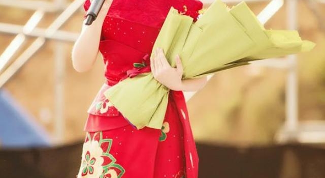 她是国家一级演员，成名后买不起房，回老家后种地放羊已成日常