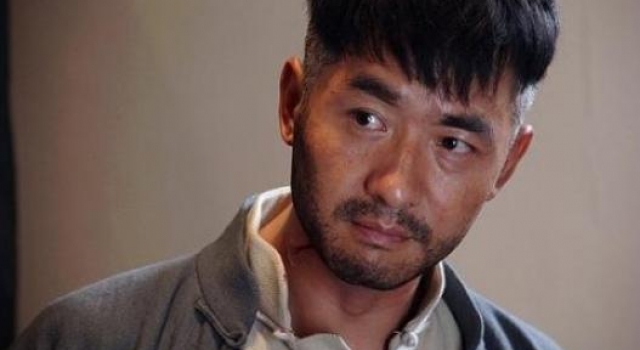 曾与赵薇是同学，生活落魄只吃方便面，后被富豪女倒追
