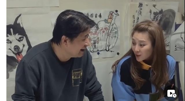61岁毕福剑近况显沧桑，好心为美女作画当礼物，对方却不满意？