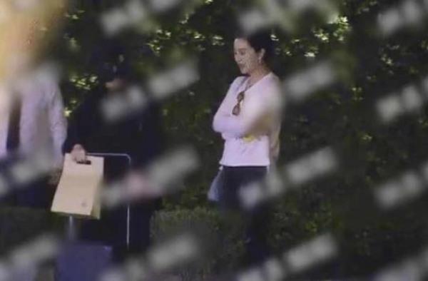 范冰冰现身妇产医院，小腹微凸引猜测，前一天活动还双手护肚？