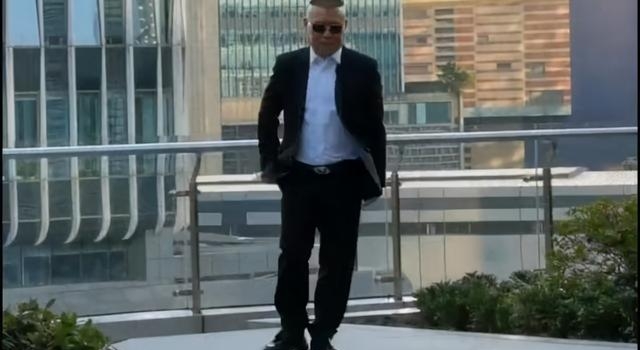 47岁郭德纲罕现身，增高鞋太厚似板砖，后脑勺胖出两层？