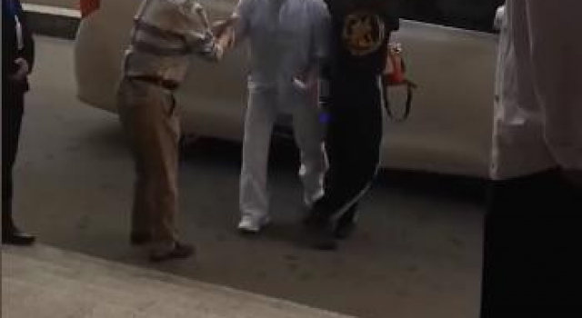 66岁成龙当大学院长，腿脚不利索上楼梯费劲，随行保安少显低调