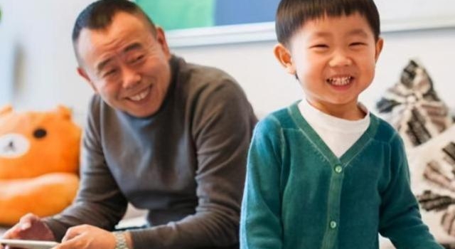 宁静混血儿子曝光，22岁成大长腿型男，完美继承了父母身上优点