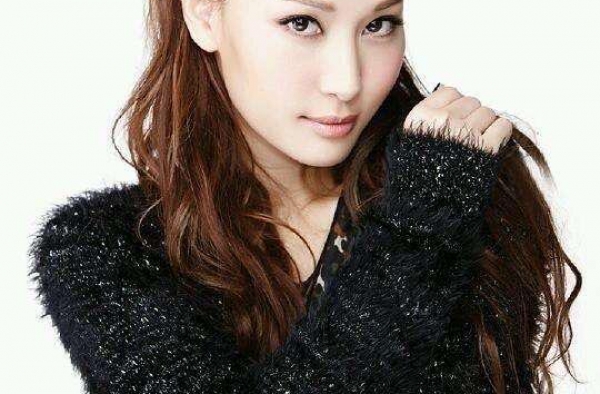曾经TVB女一号，退出娱乐圈现身超市无人识，粉色针织衫显憔悴