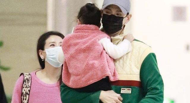 经超单手抱女儿画面有爱，大6岁老婆紧跟其后，二婚嫁对人