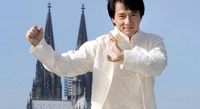年轻人不讲武德！老外要买成龙坐过的椅子，遭拒后竟满地打滚