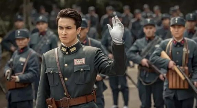 发型不能乱，打仗抽雪茄！女兵穿裙子，新《亮剑》刚播就被停播