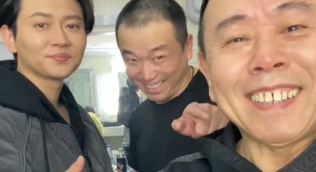 潘长江近照一脸褶子，和郭德纲徒弟比帅，惨被对方翻白眼