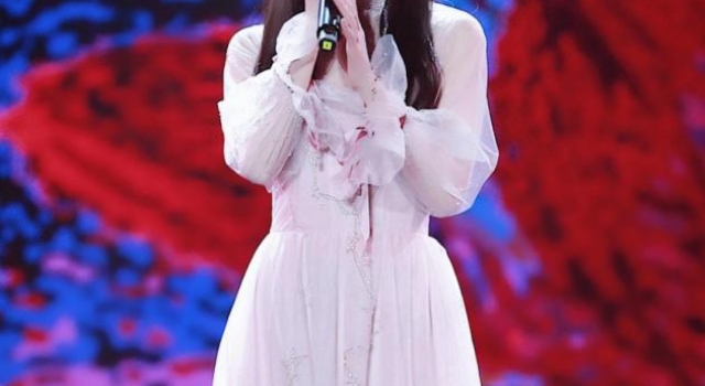 从美貌出圈到频繁翻车，老跟完美人设较劲的鞠婧祎，黑红真不是红