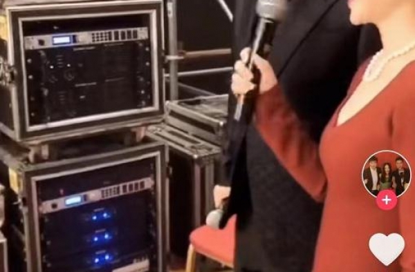付笛声商演等候不耐烦，任静演出又穿旧礼服，两条礼裙轮换反复穿