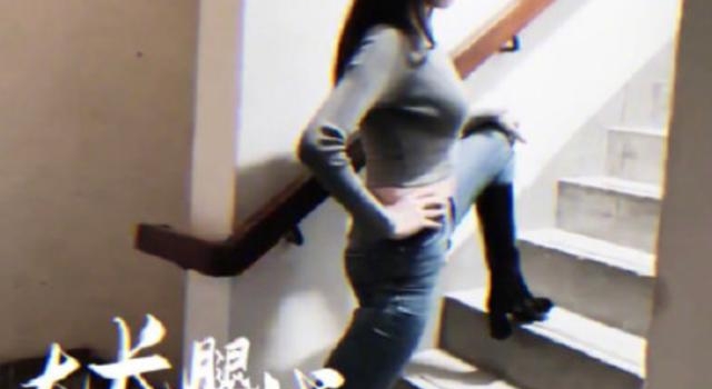 40岁熊黛林被嘲＂脸僵＂后，掐巴掌腰炫身材，拍内衣广告零赘肉