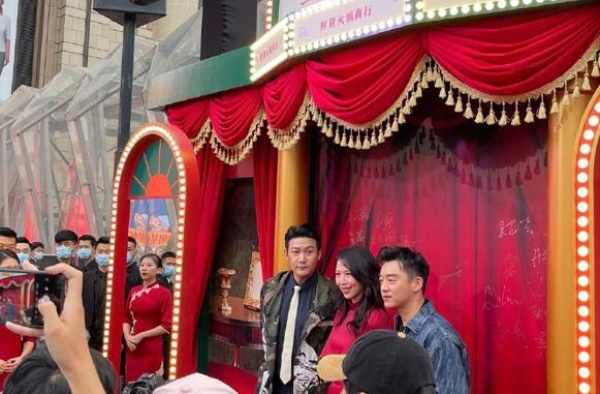44岁陆毅给郑恺火锅店剪彩，昔日男神大变样，脸部发福像大叔