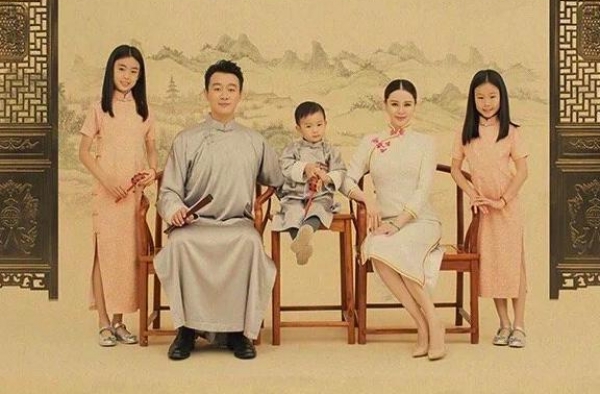 佟大为一家五口合照曝光，却被批重男轻女，二胎女儿身份曾引猜疑