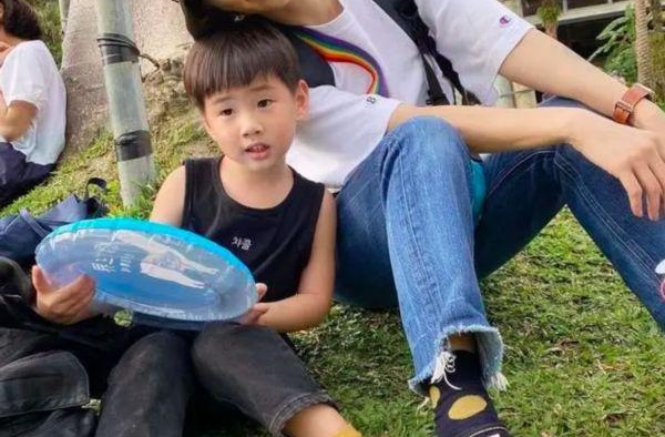 Ella与儿子老公参加亲子旅游，嬉笑玩耍互动有爱
