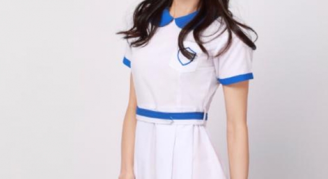 李若彤穿17岁同款校服，身材尽显毫不违和，曾在节目大秀马甲线