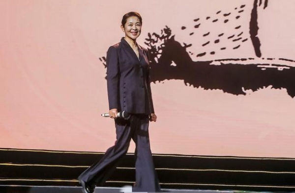 61岁倪萍参加晚会，穿西装又瘦又高气质好，苹果肌优秀好慈祥