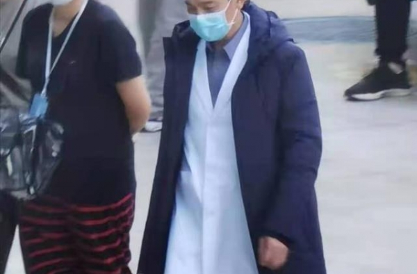 59岁刘德华现身街头拍新戏，走路驼背显憔悴，独自出行很低调