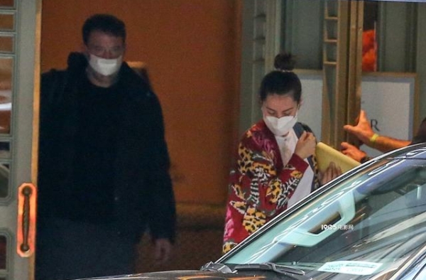 大本安娜忙电影补拍 一个胡子拉碴一个娇俏可人