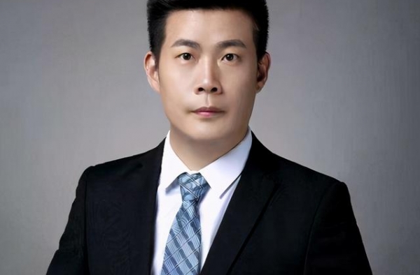 张晓磊曝大衣哥偷税漏税，说范冰冰案还有内幕，却被网友质疑人品