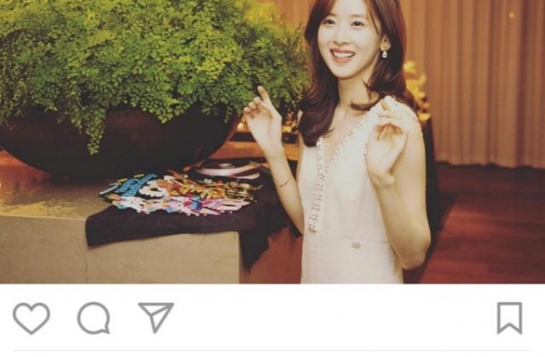 ＂百亿富婆＂章泽天晒近照，婚戒力证夫妻感情，27岁瘦成纸片人