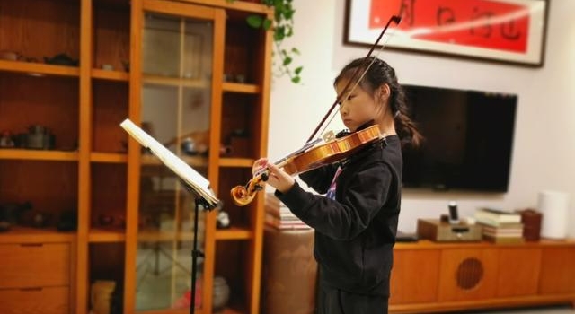 岳云鹏女儿近照优雅，拉小提琴获顶级大师称赞，父母培养煞费苦心