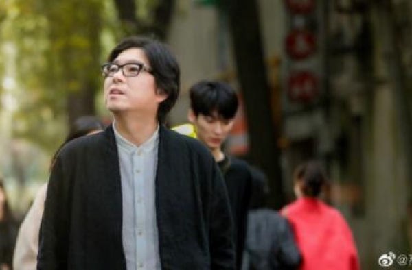 高晓松晒照称26天瘦了26斤 网友却关注其身后帅哥