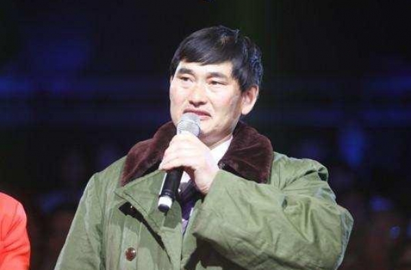 大衣哥被恩人爆料出轨女粉丝还偷税漏税，本尊否认，说曾被威胁