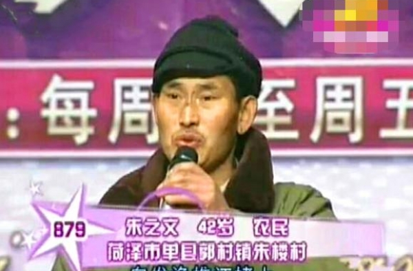 大衣哥不理丑闻，和准女婿在家喝红酒，亲生女儿曾扬言自杀
