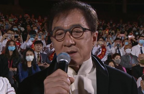 成龙正装出席金鸡奖开幕式，满脸皱纹发际线到头顶，状态令人担忧