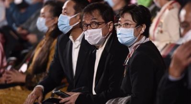 成龙陈道明同框差距大，成龙脱发长皱纹显老，陈道明状态似小伙