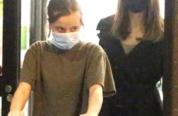 懒理皮特诉讼获胜！朱莉带女儿逛街获陌生男陪同