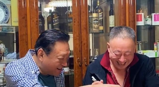 阿德哥和龚仁龙一起拍抖音蹦迪，龚仁龙眼袋白发显老相