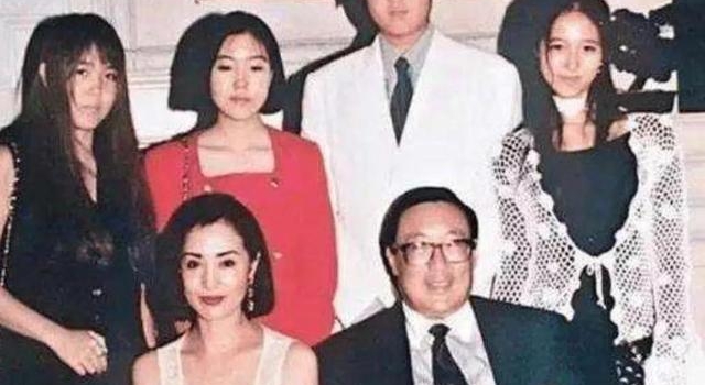 华人女星忍受丈夫出轨43年，熬走丈夫独占70亿家产