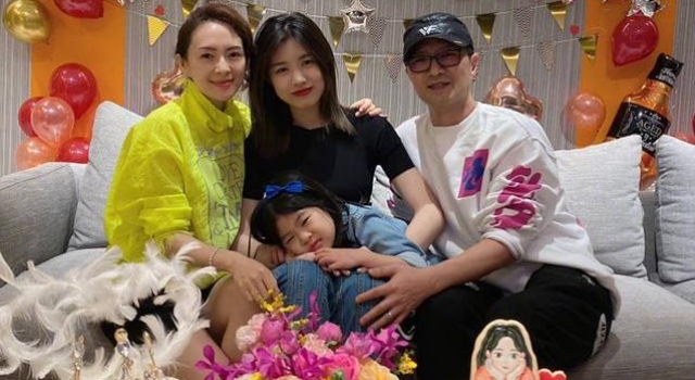 章子怡深夜为大女儿庆生！汪峰转发祝福，小苹果越来越有模特影子