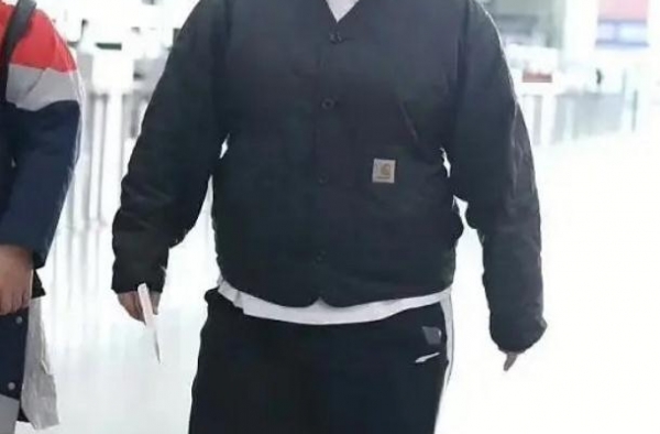 贾玲近照曝光，身材发福严重，胖到像充气的面包，脖子都胖没了