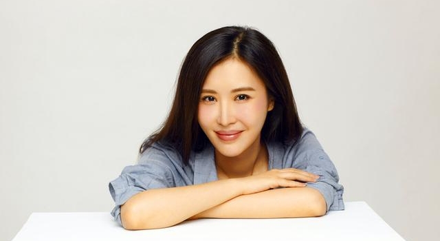 网曝田朴珺喜得千金，孩子刚满月，嫁大30岁企业家老公生活幸福