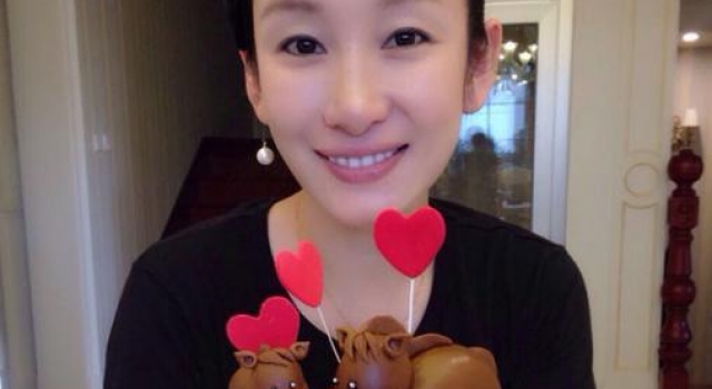 秦海璐晒出自己的豪宅，客厅一排自己的高跟鞋，老公把她当女王宠
