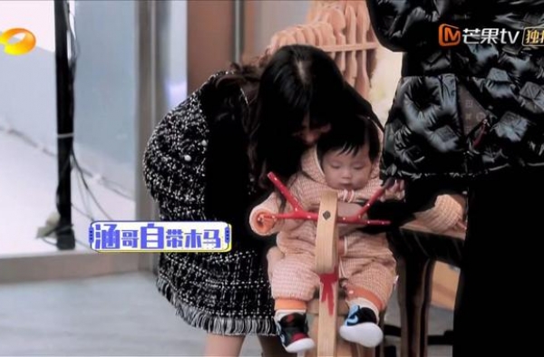 汪涵狮子大张口，儿子的玩具价值四位数，佟丽娅物品都是折价出售