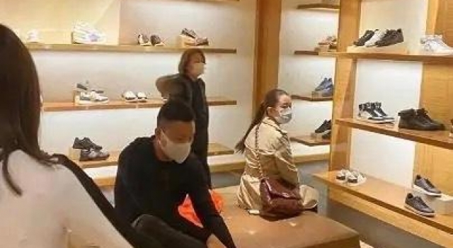 网友偶遇吉娜逛街不见郎朗，衣着随意似路人，6月孕肚不明显