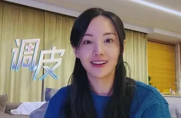 郑爽近照又变样，脸颊突然圆润起来，还被指撞脸张雨绮