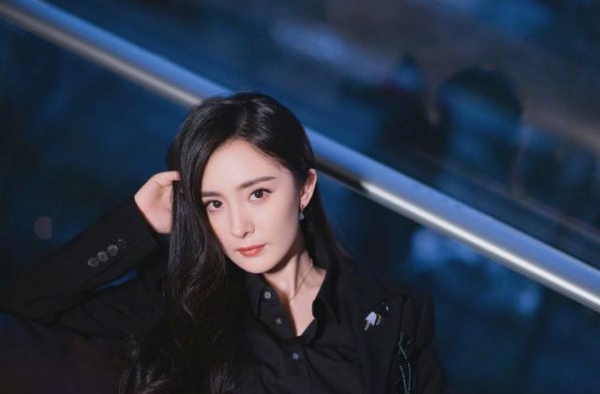 杨幂拿下大奖久违高调！穿西装都不再秀性感，一身黑也太低调了