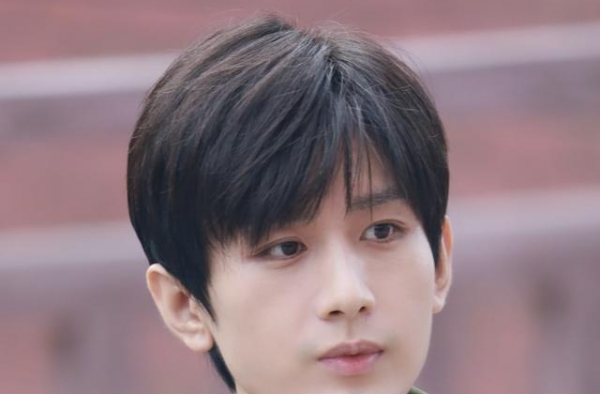《奔跑吧》合唱曝光，蔡徐坤成毅并排站，baby稳站C位太亮眼