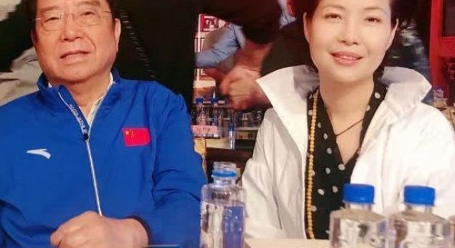 李双江夫妇现身医院，梦鸽双手戴满玉镯抢镜，在病房展歌喉被吐槽