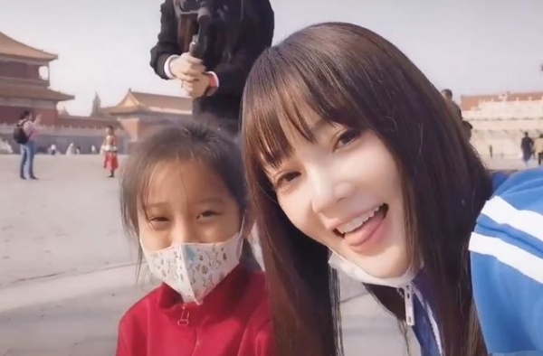 李小璐甜馨亲子装游故宫，强调女儿“贾”姓，离婚后仍是合格母亲