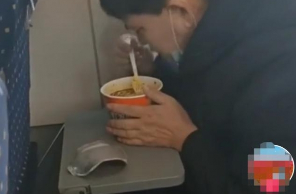 高铁上吃泡面，聚餐时吃几十个菜，带你揭开大衣哥的“真面目”