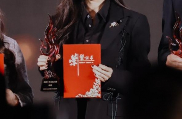 杨幂获封年度公益人物！身材纤细撑不起西装，竹竿腿瘦到像快折断