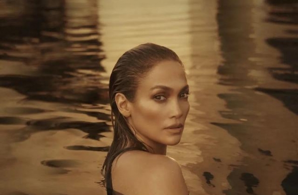 Jennifer Lopez 全裸拍新歌封面，这身材51岁？