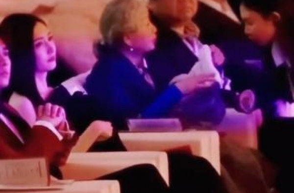 暖心！江疏影穿抹胸裙在台下冻得发抖，75岁曹翠芬把毯子给她披