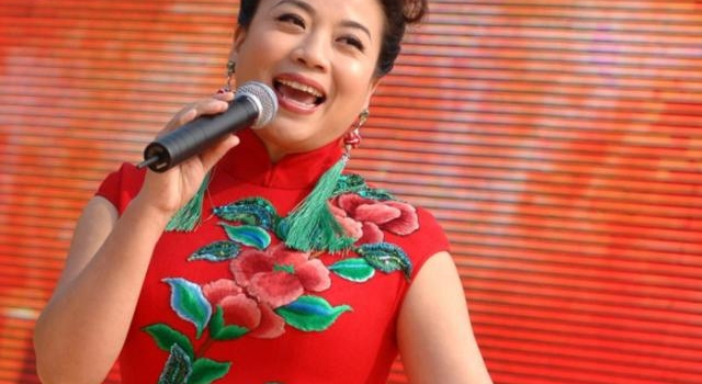 她是国家一级演员，连登25年春晚，52岁无儿无女，无人敢娶？